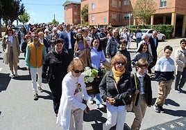 Procesión con la imagen del santo por las calles de barrio