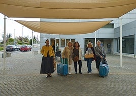 La edil Cruz Gacho con un grupo de mayores en la plaza.