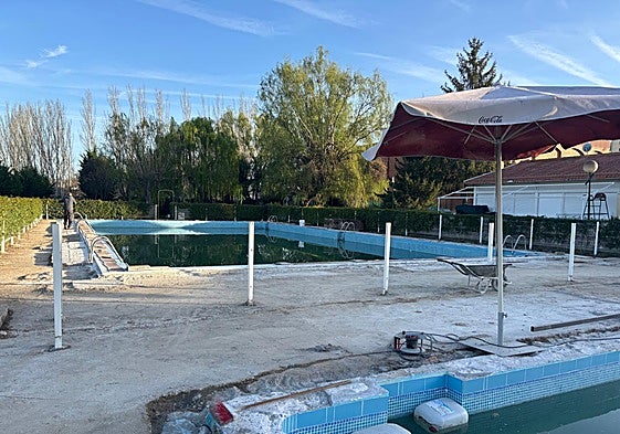 Las obras en las piscinas de Alba de Tormes ya han comenzado.