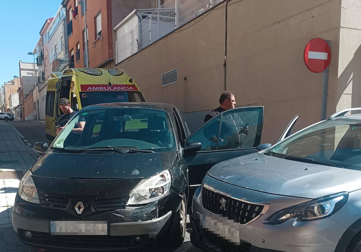 Una mujer resulta herida en un choque entre dos coches en el barrio Blanco