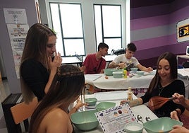 Jóvenes de Carbajosa en uno de los talleres.