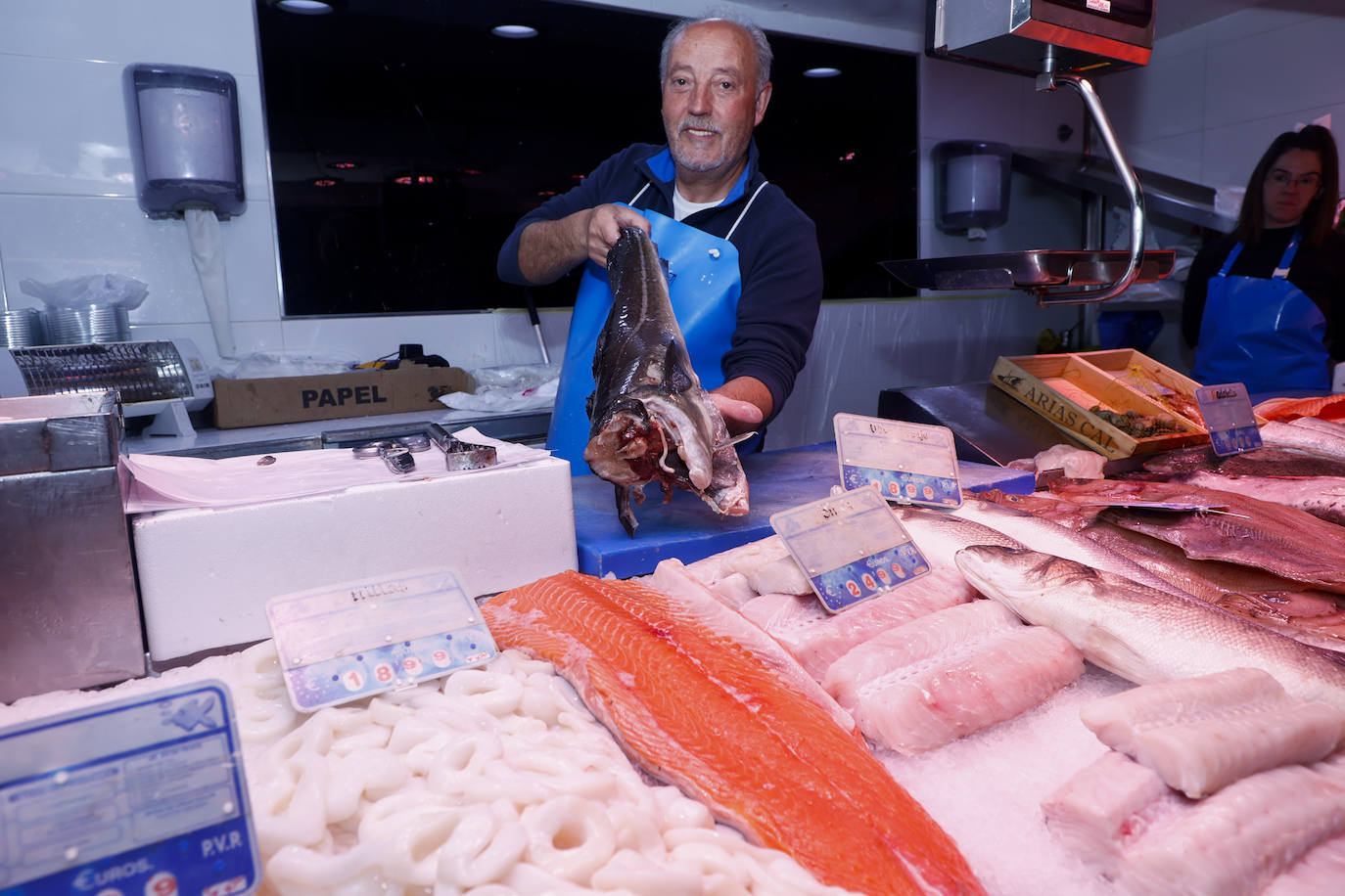 Un pescadero del Mercado sostiene un bacalao fresco.