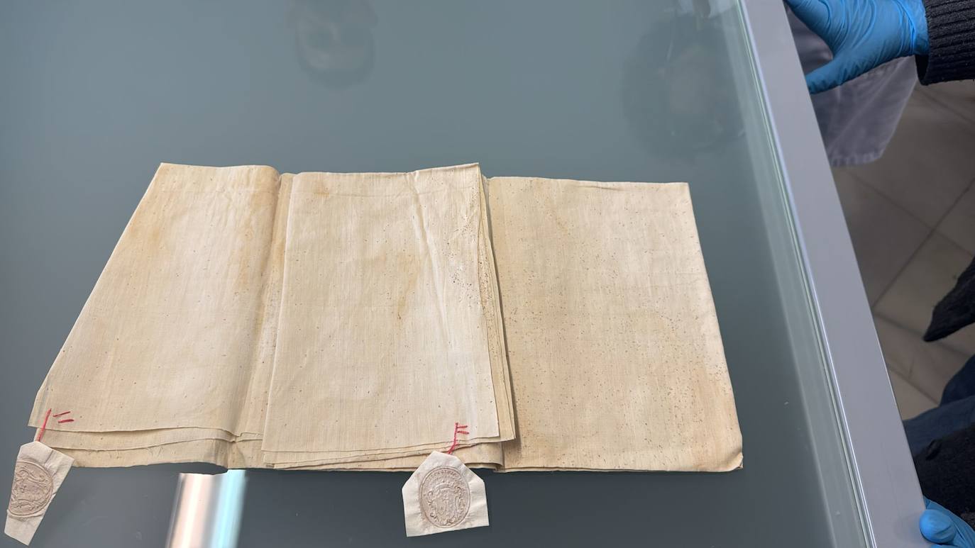 La sábana que cubrió el cuerpo de Santa Teresa y que se ha descubierto en el Palacio Real con un envío realizado el 19 de octubre de 1750.