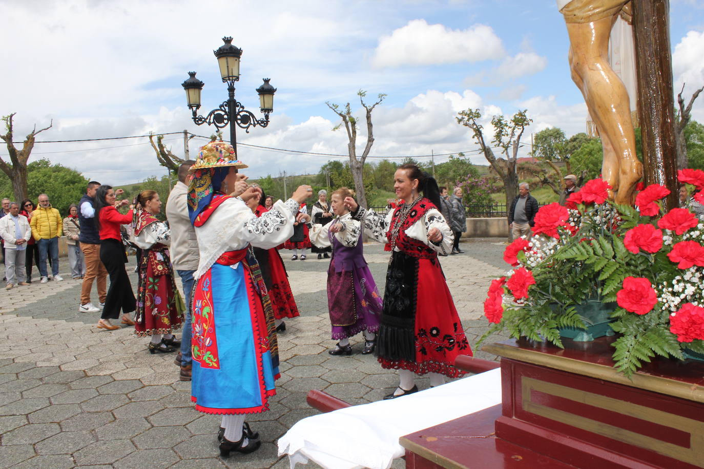 Fervor en el día central de la Santa Cruz de Saelices el Chico