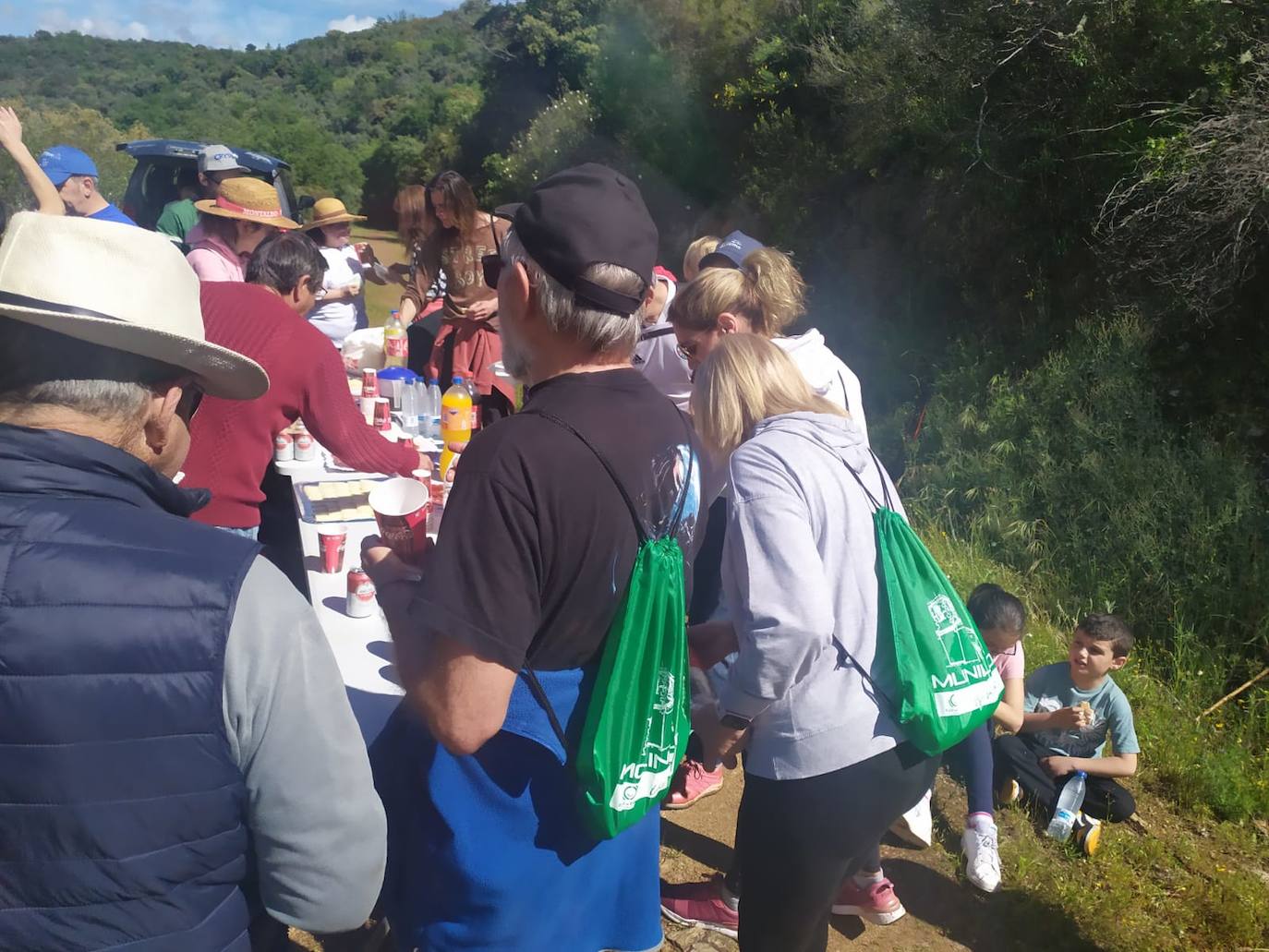 Los vecinos de Molinillo no faltan a su cita con la fiesta de la Cruz de Mayo