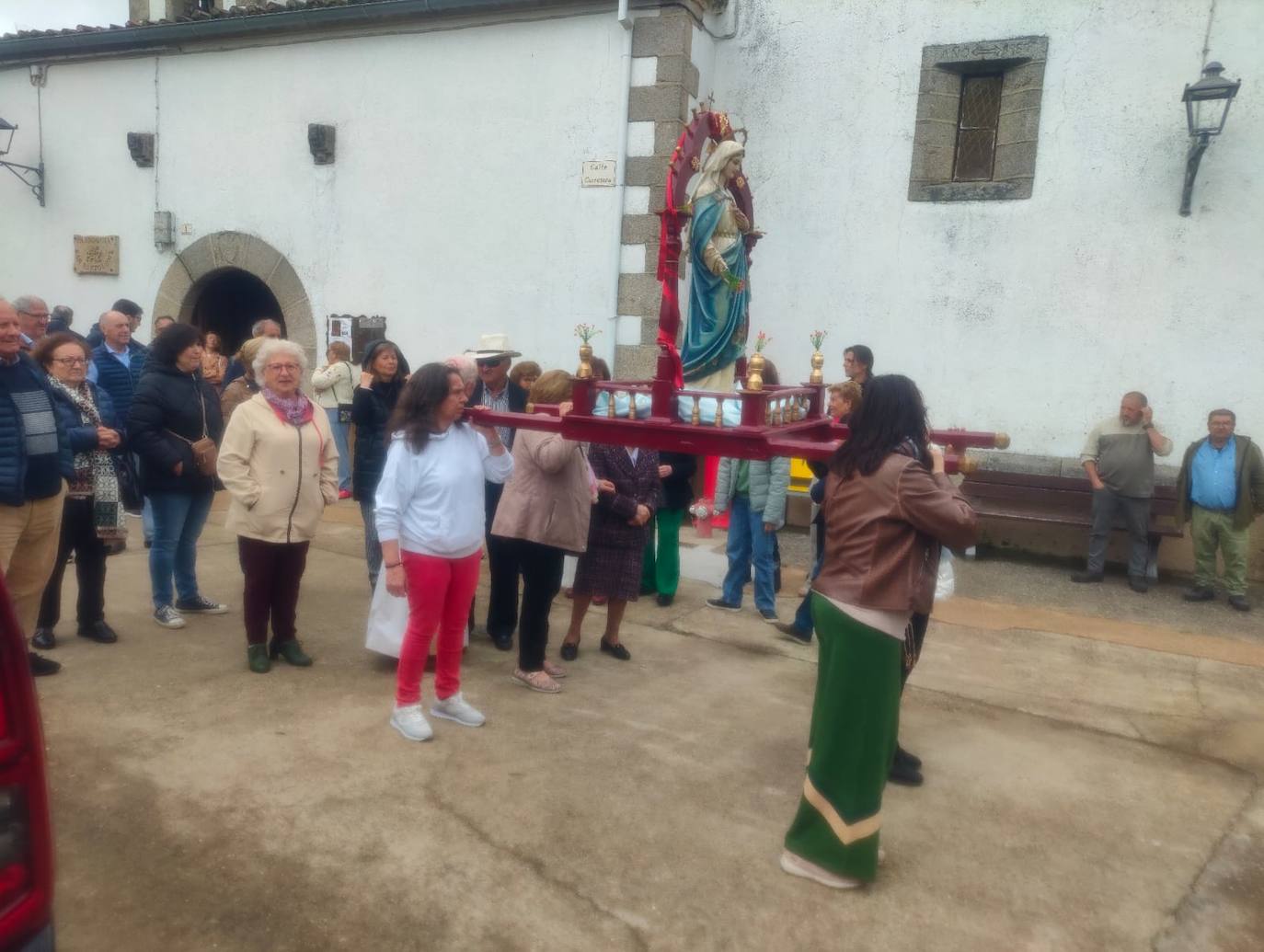 Los vecinos de Molinillo no faltan a su cita con la fiesta de la Cruz de Mayo