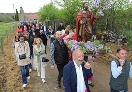 Los fieles congregados en la iglesia acompañaron al santo en la procesión