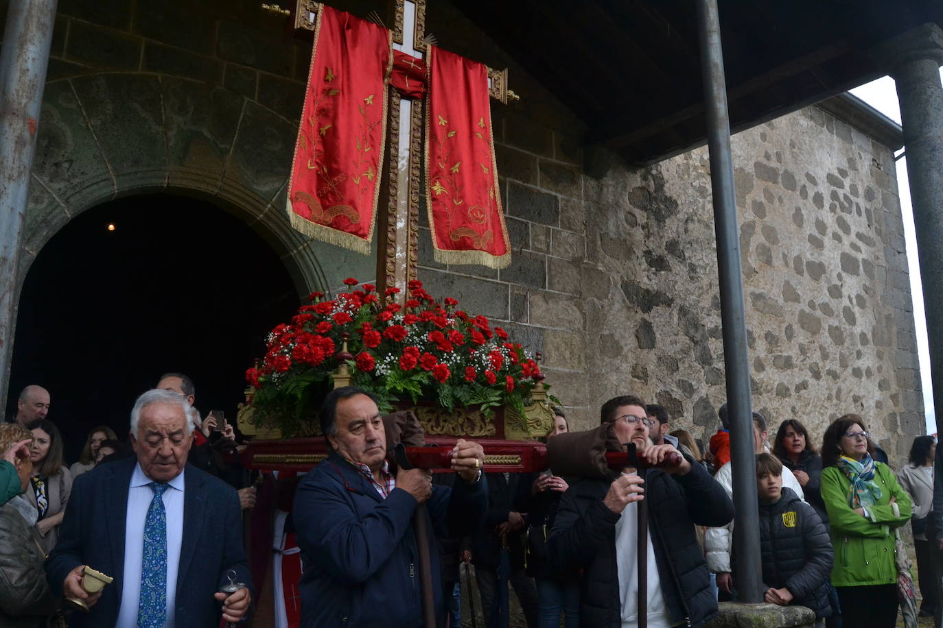 Sequeros desafía a la lluvia en una procesión cargada de mística