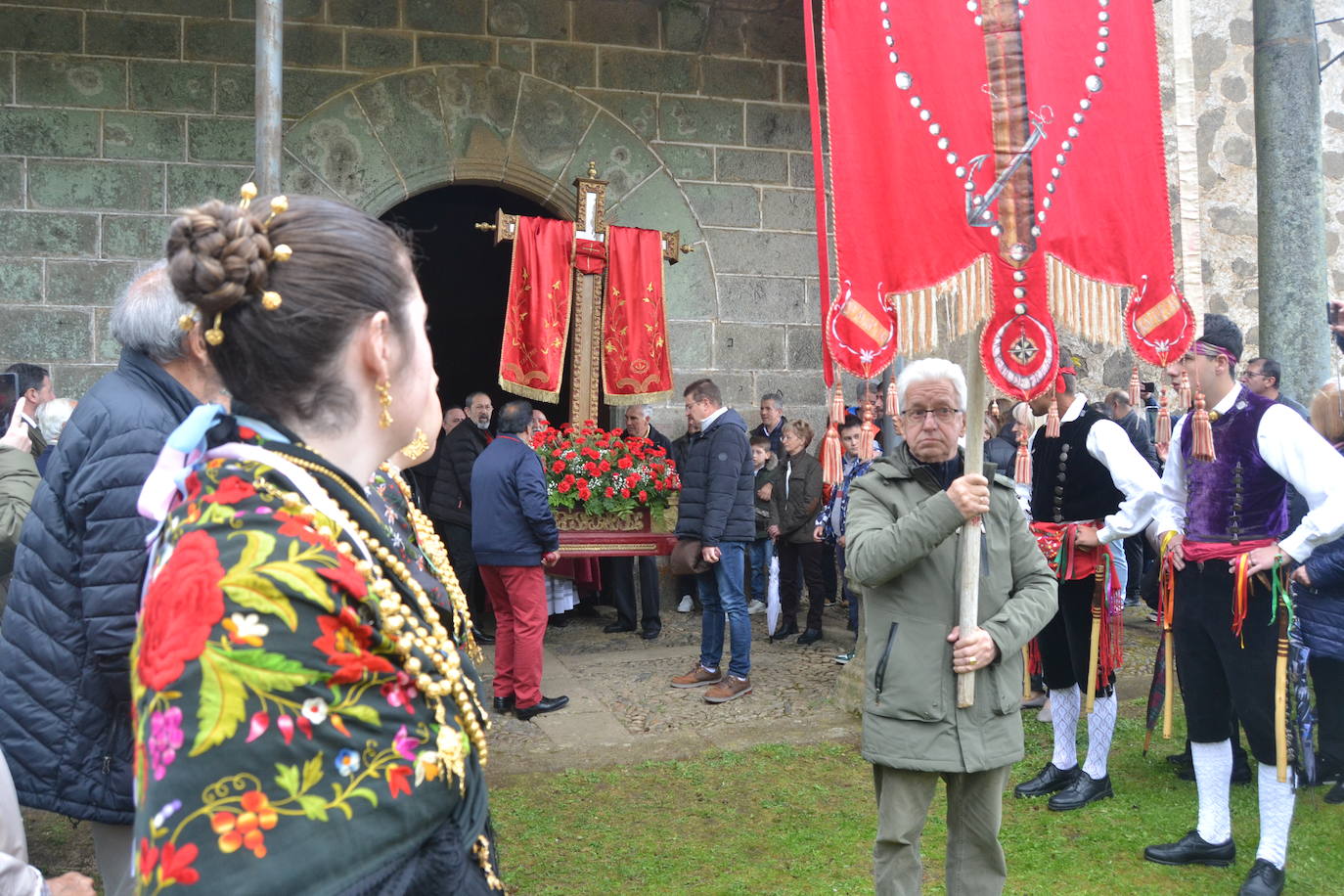 Sequeros desafía a la lluvia en una procesión cargada de mística