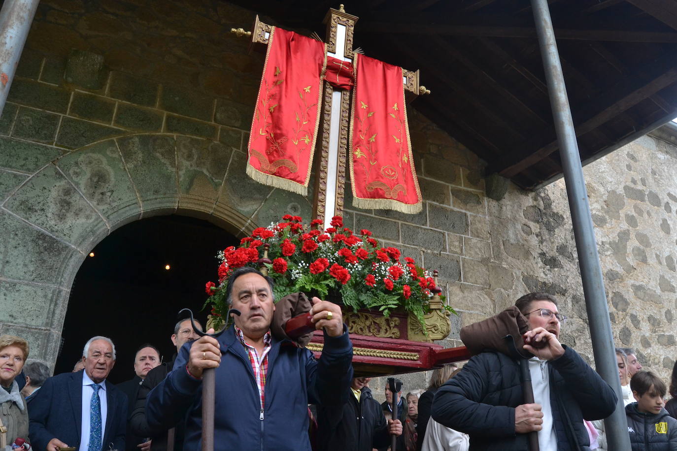 Sequeros desafía a la lluvia en una procesión cargada de mística