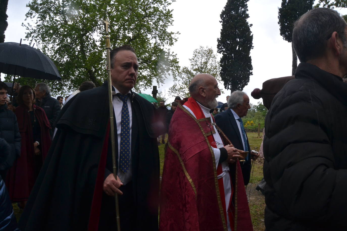 Sequeros desafía a la lluvia en una procesión cargada de mística