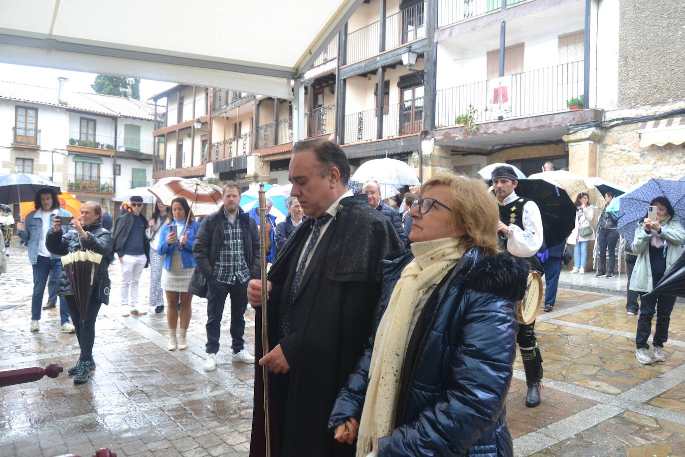 Sequeros desafía a la lluvia en una procesión cargada de mística