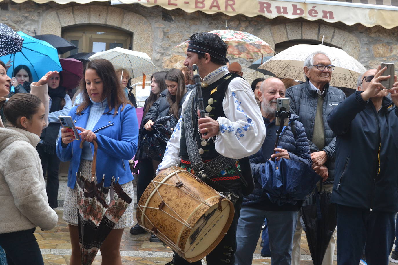 Sequeros desafía a la lluvia en una procesión cargada de mística