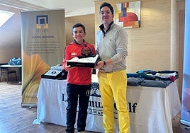 Guillermo Martín, recibiendo su premio como ganador en primera categoría.