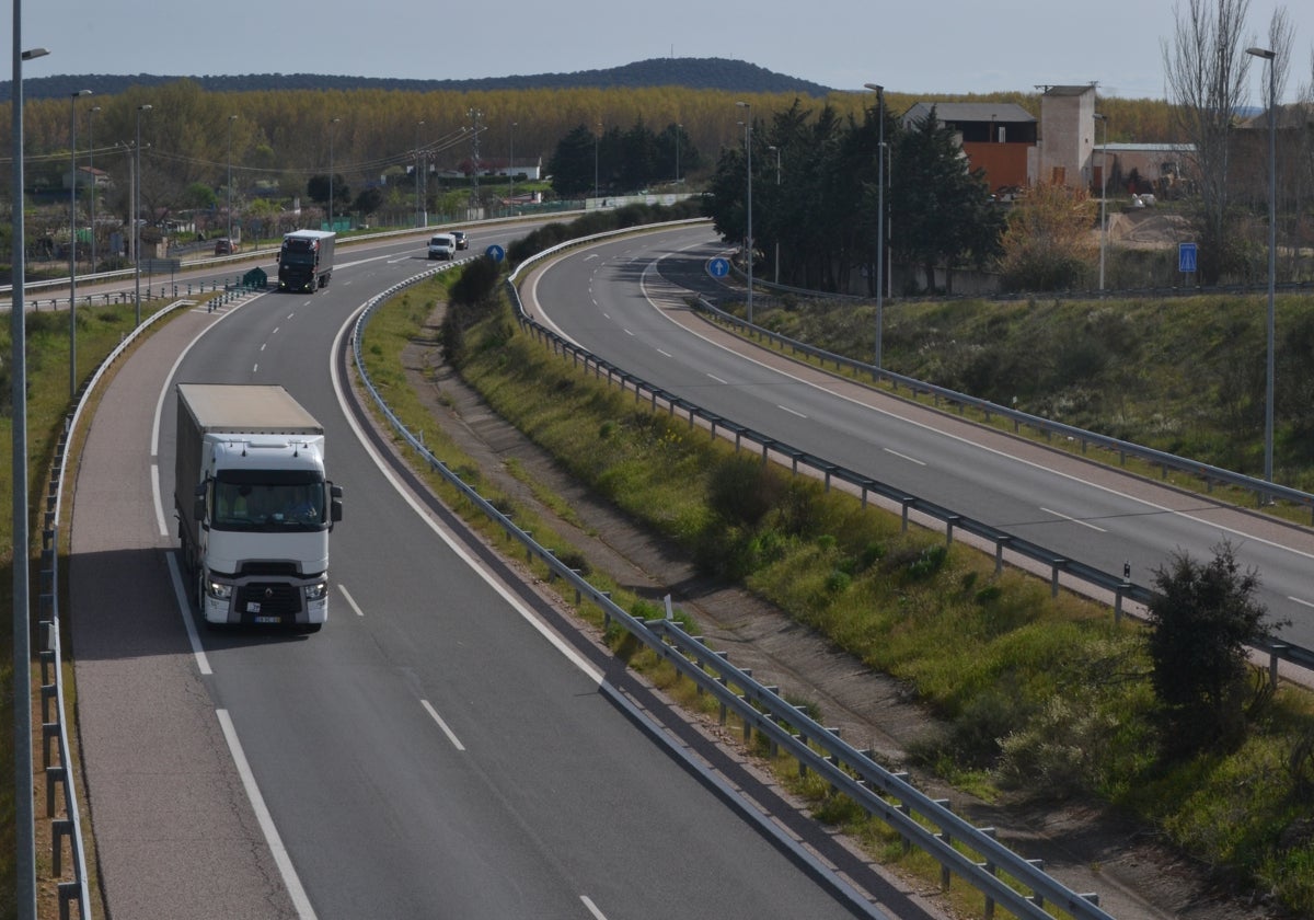 Camiones circulando por la autovía A-62.