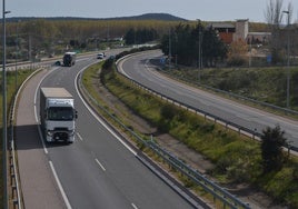 Camiones circulando por la autovía A-62.