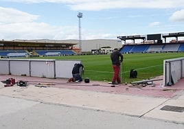 Operarios trabajando este sábado en el Reina Sofía.