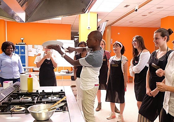 Alumnos de español, en clases de cocina.