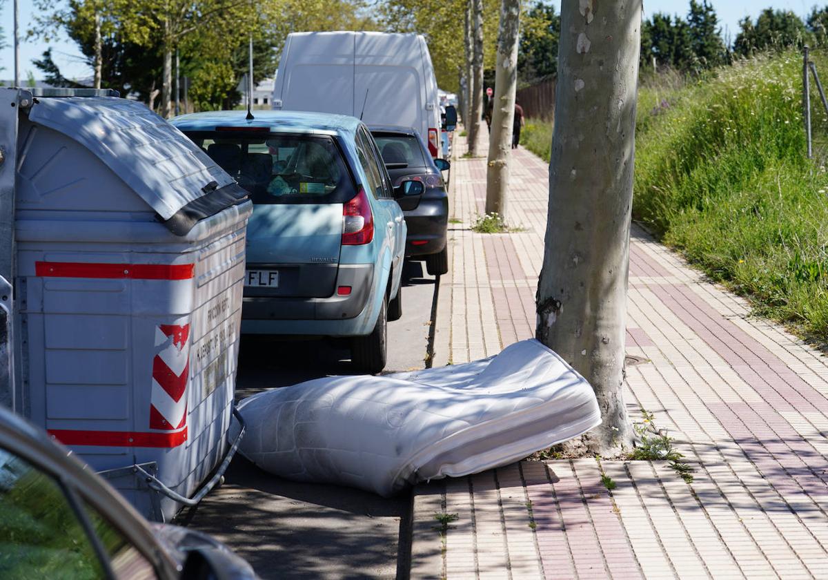 Un colchón con vistas a una avenida
