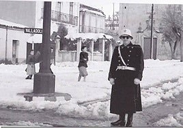 Un abnegado guardia ejerce su función en el cruce de la avenida Reyes de España (antes de la Paz) y Rector Esperabé.