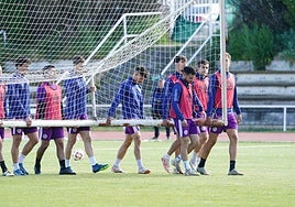Los jugadores del Salamanca UDS, cargando con una de las porterías en Las Pistas.