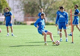 Pau Martínez conecta un pase durante la sesión de entrenamiento de este jueves en el anexo al Reina Sofía.