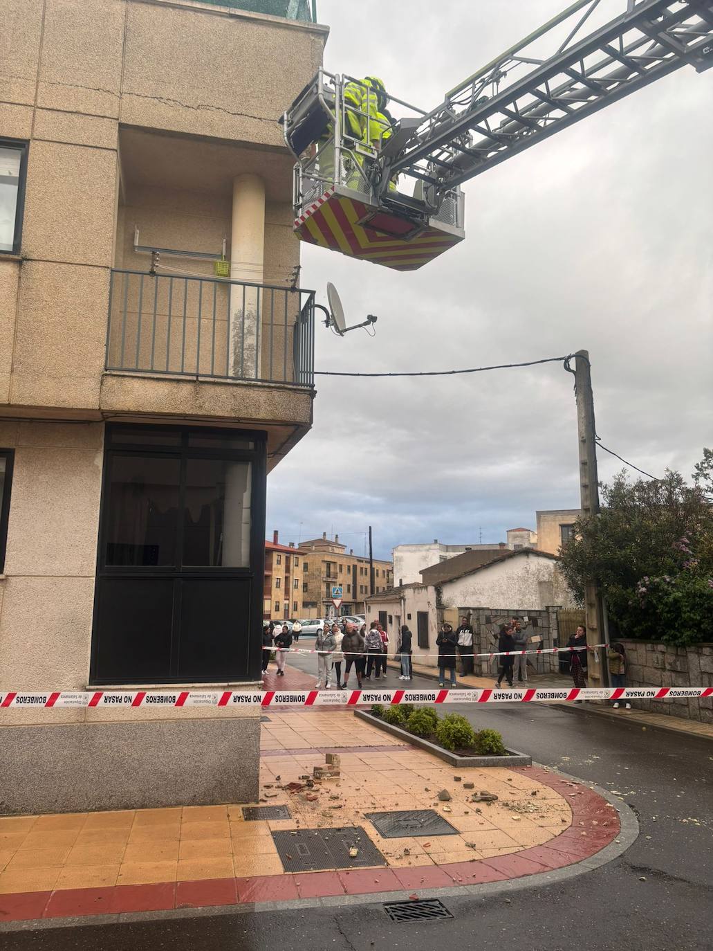 Imagen secundaria 2 - Un desprendimiento en un edificio moviliza a los Bomberos de la Diputación hasta Villamayor