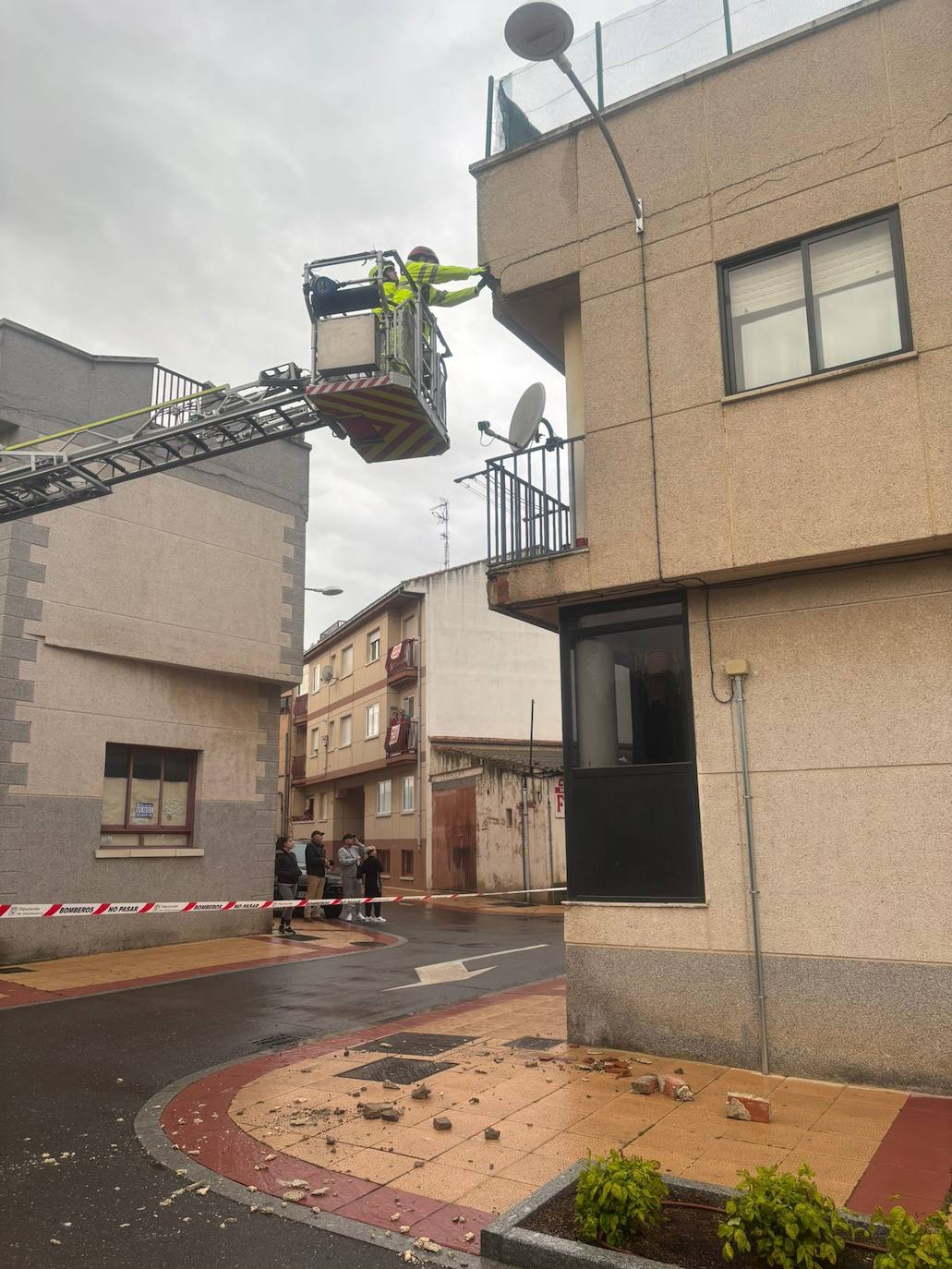 Imagen secundaria 1 - Un desprendimiento en un edificio moviliza a los Bomberos de la Diputación hasta Villamayor