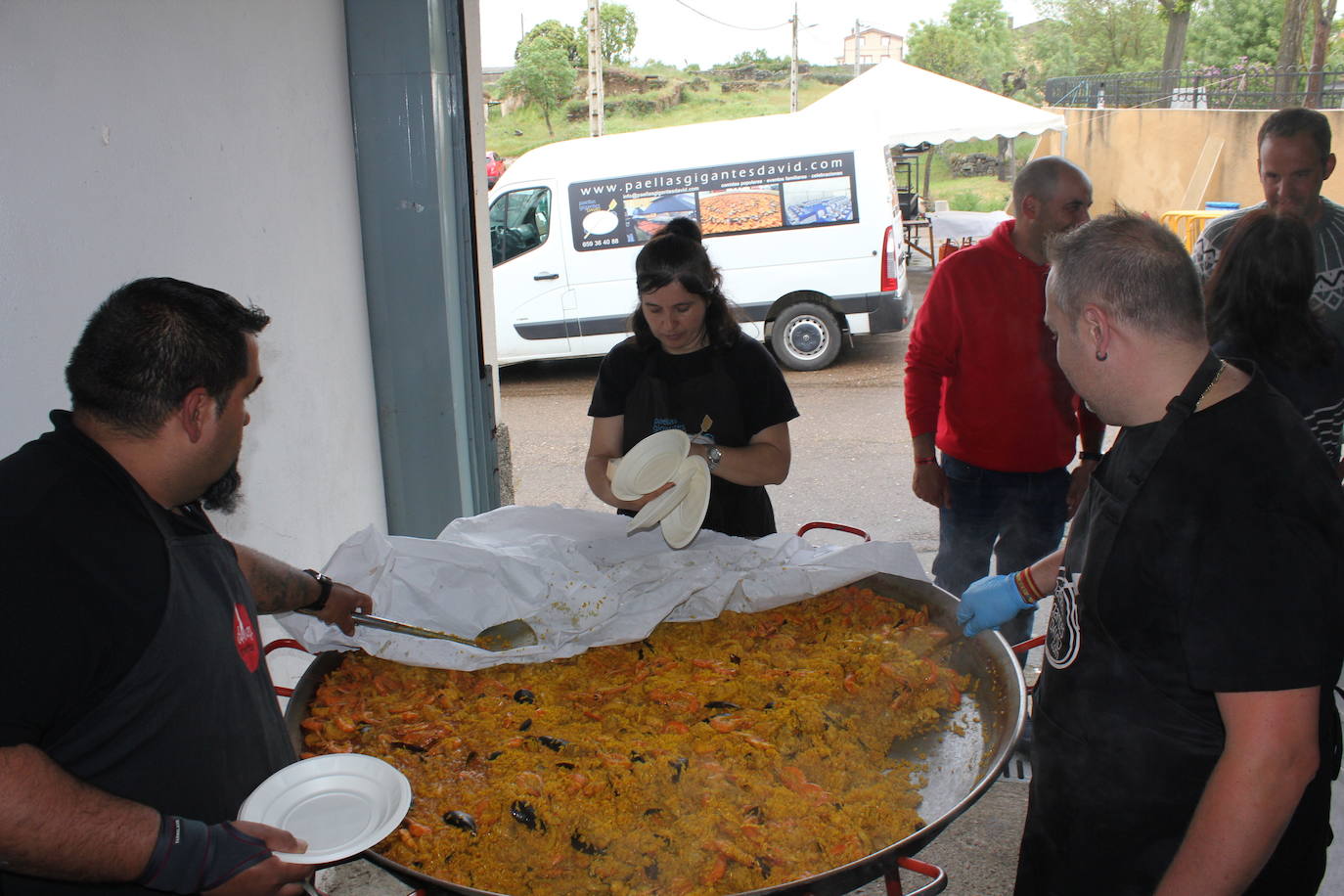 Saelices el Chico despide las fiestas de la Santa Cruz entre cohetes y sabor a paella