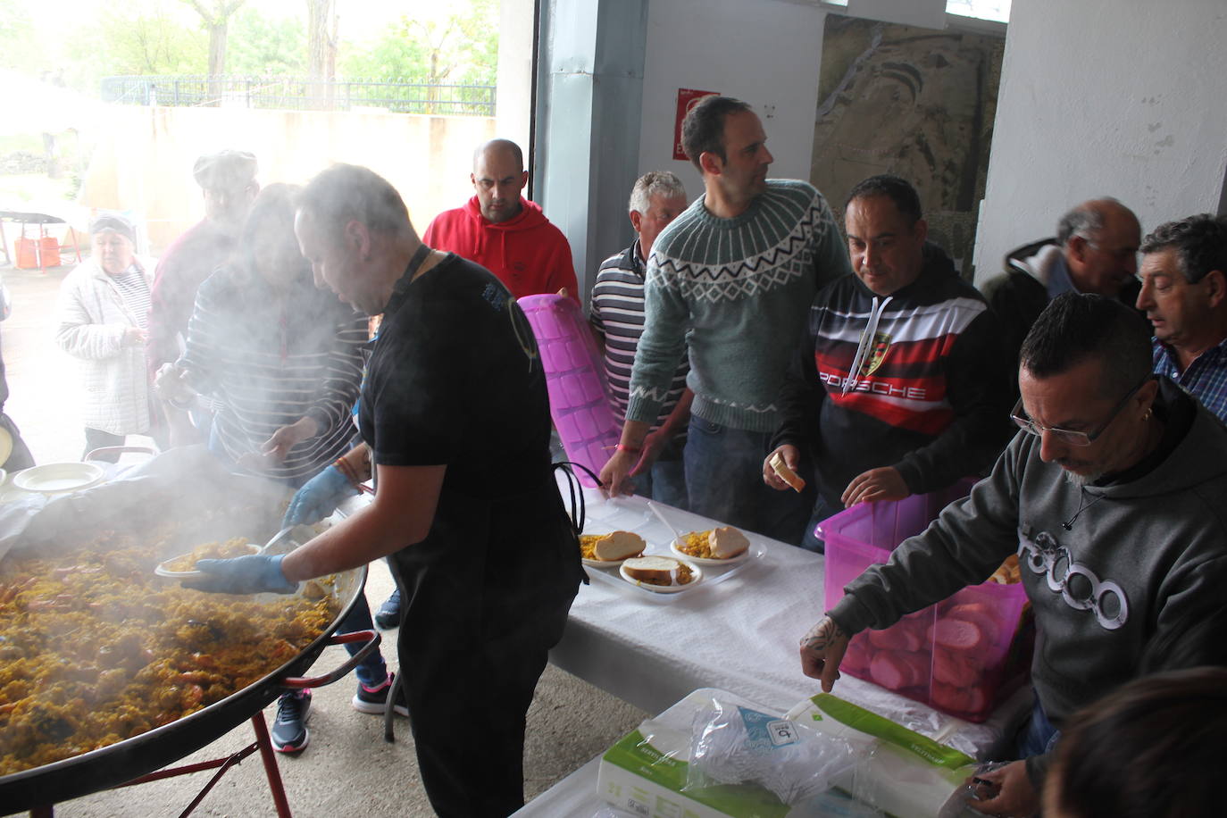 Saelices el Chico despide las fiestas de la Santa Cruz entre cohetes y sabor a paella