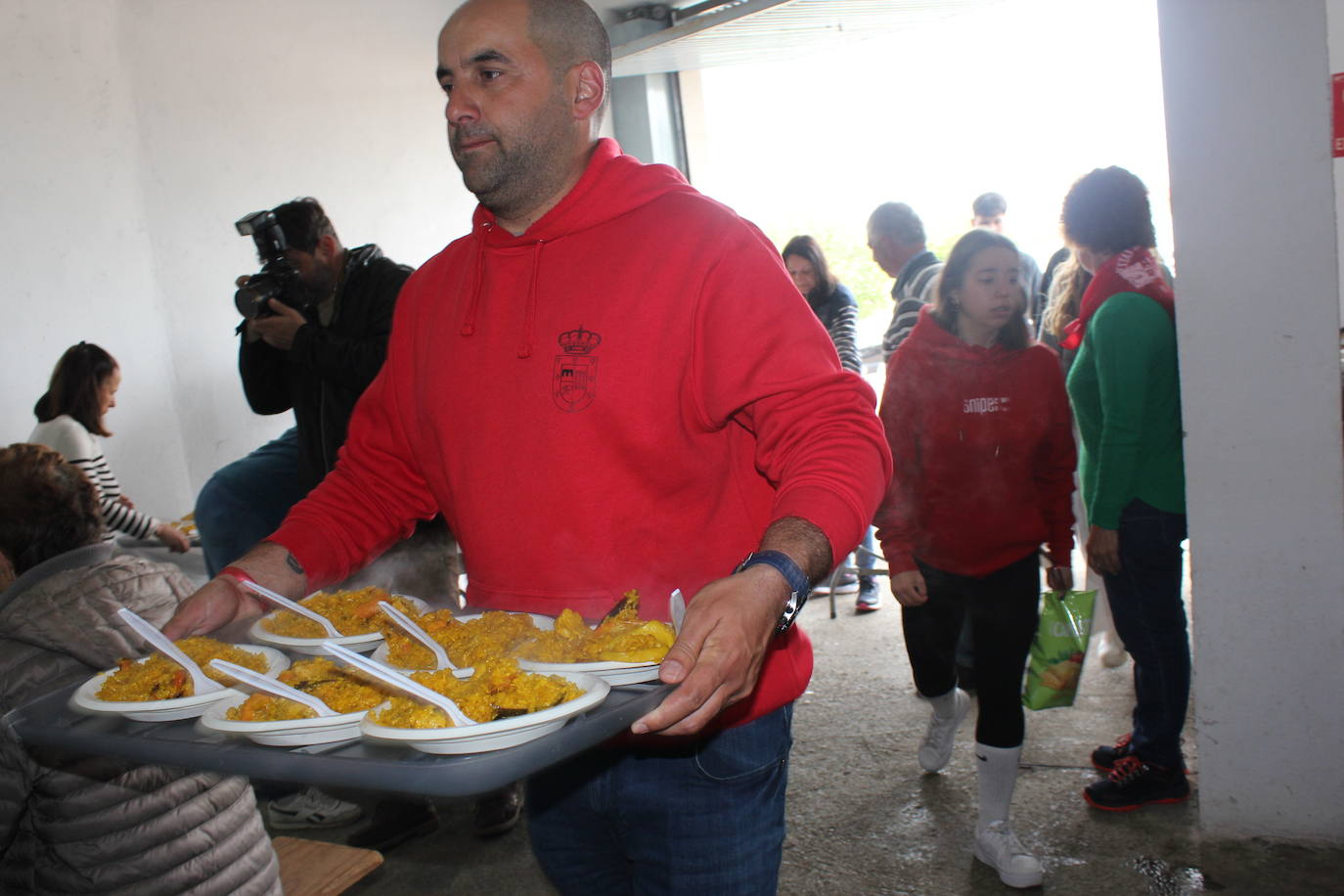Saelices el Chico despide las fiestas de la Santa Cruz entre cohetes y sabor a paella