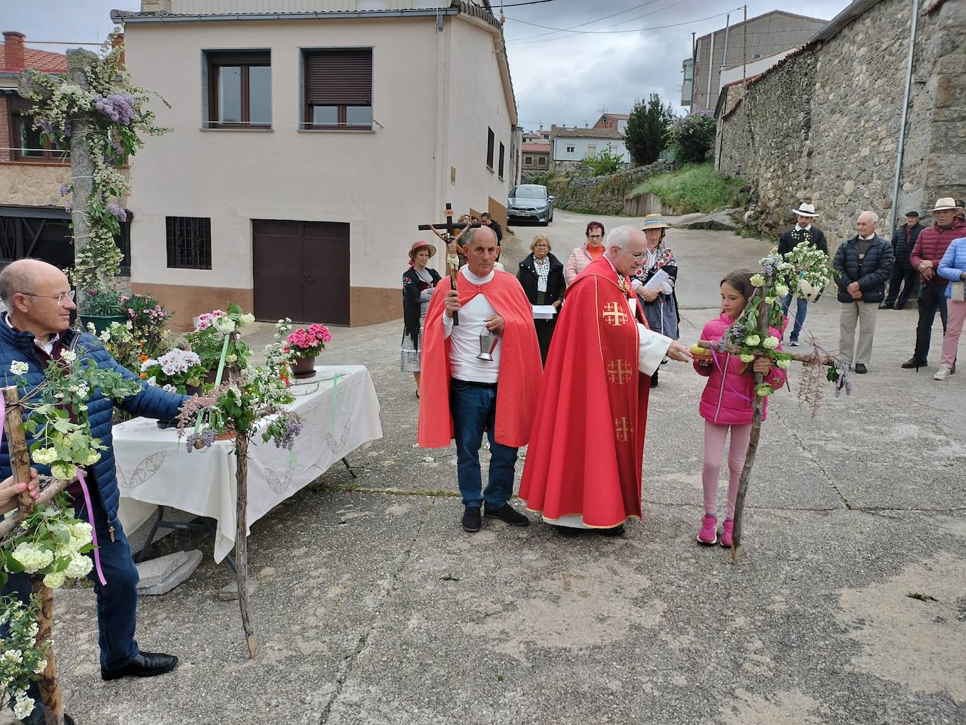 Los vecinos de Sanchotello celebran la bendición de campos