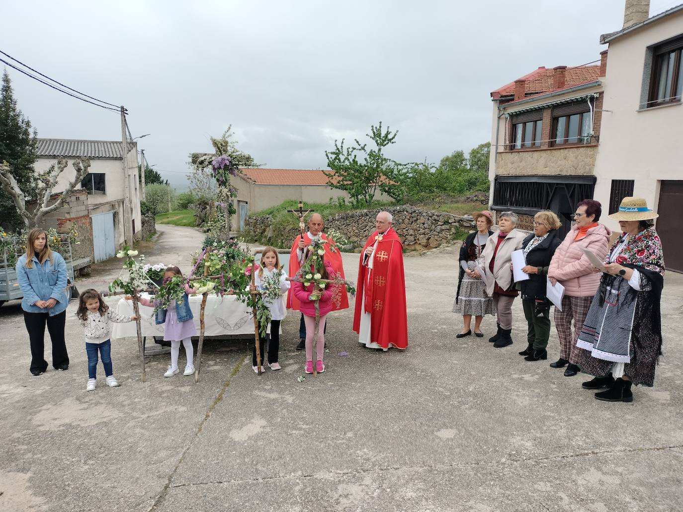 Los vecinos de Sanchotello celebran la bendición de campos