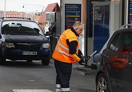 Repostaje de un vehículo en una gasolinera de Salamanca.