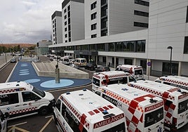 Imagen de archivo de ambulancias de transporte programado, en el entorno del Hospital.