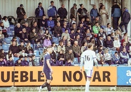 De Tomás, en el partido contra el Marino de Luanco, y aficionados charros en la grada.