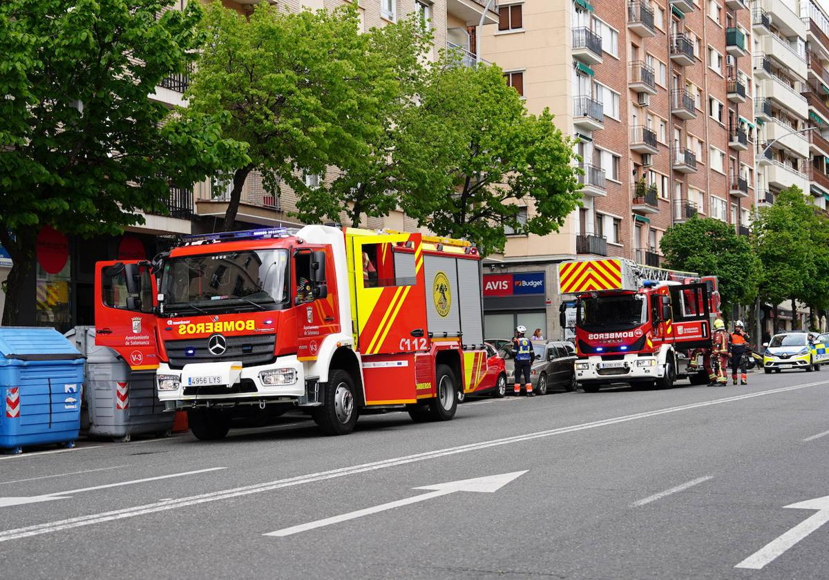 Los Bomberos de Salamanca, en el Paseo de la Estación este domingo.