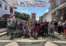 Vecinos de varias generaciones en la localidad de La Vellés, en la tradicional carrera de cintas.