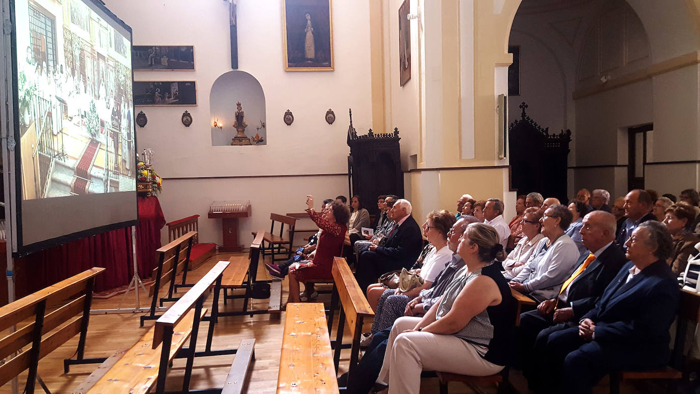 Pantalla en la iglesia de San Juan de la Cruz en Alba durante el Año Jubilar.