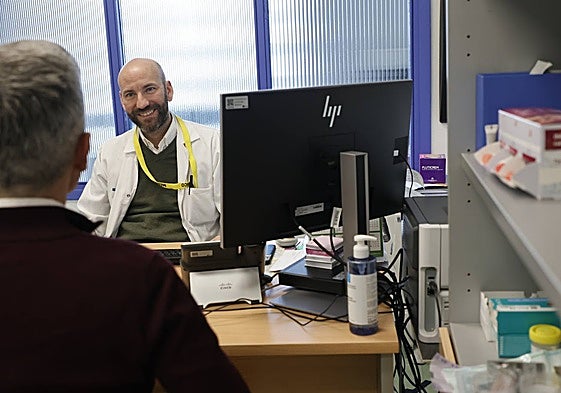 Javier Cañueto, jefe del servicio de Dermatología.