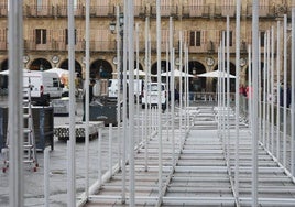 La estructura de las casetas «ocupan» la Plaza Mayor desde primera hora de este lunes.