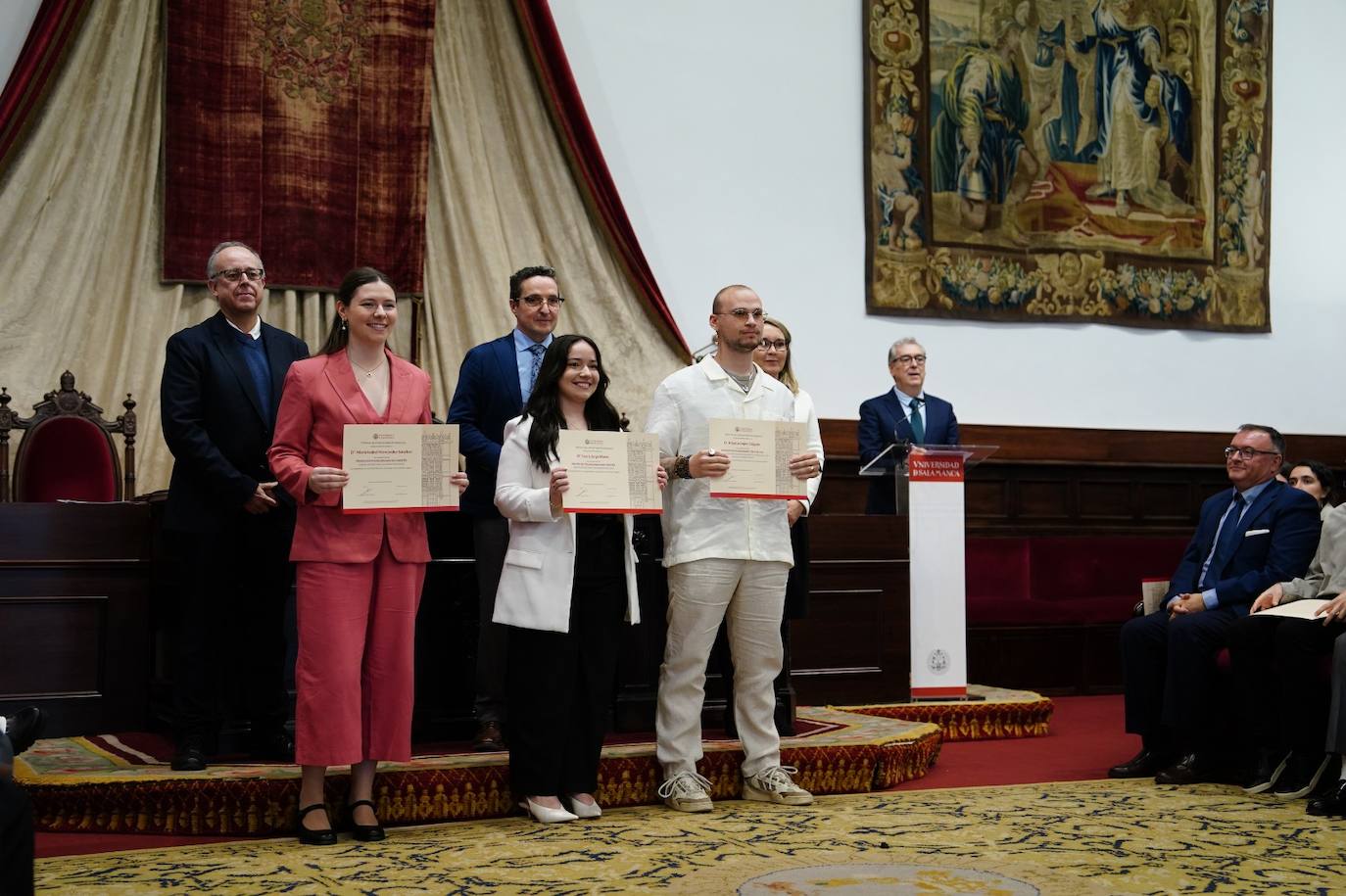 Alumnos cum laude: &quot;Son muchas noches de estudio...&quot;
