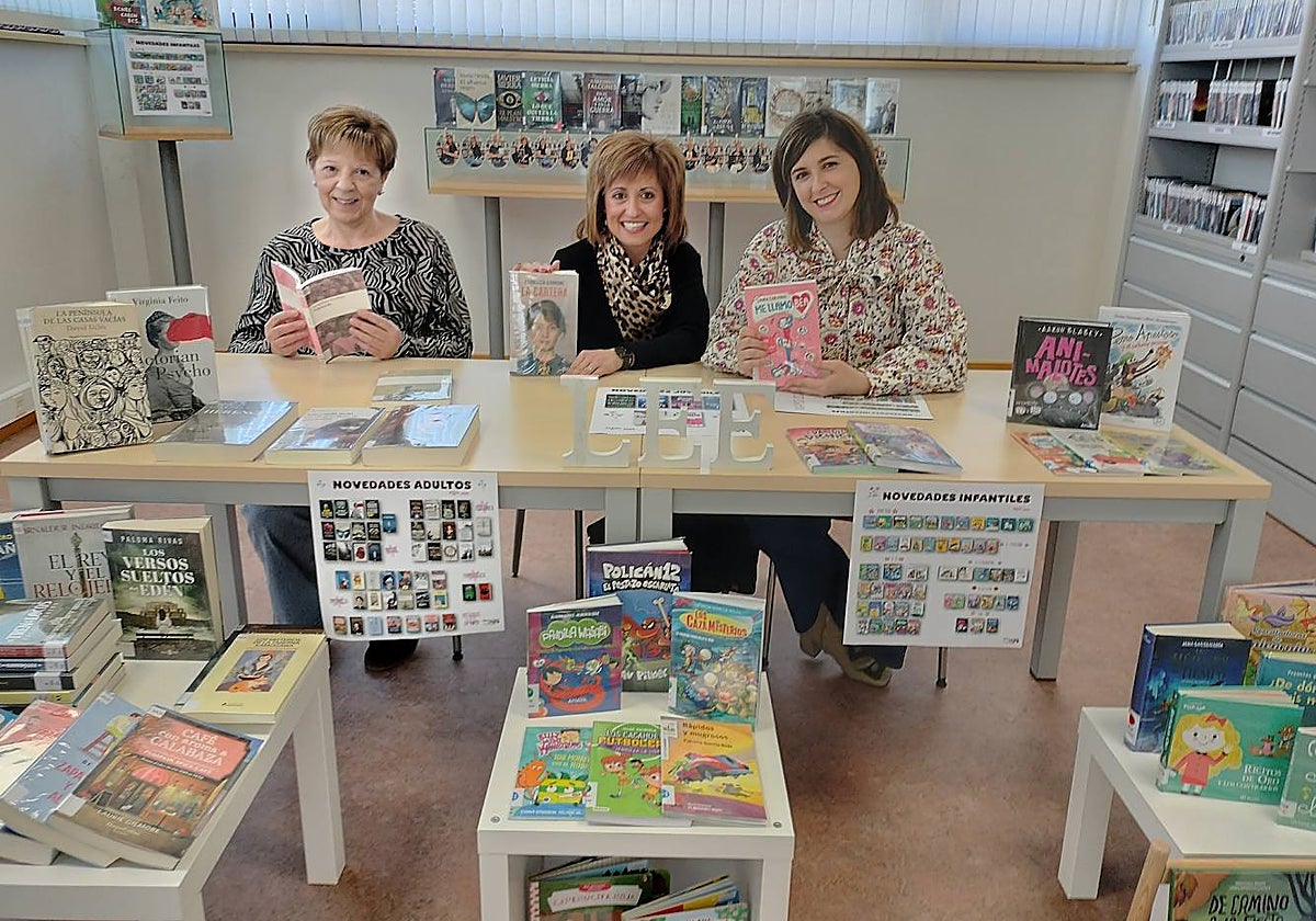 Rosa Salinero, Yoana Izquierdo y María Gutiérrez, con los nuevos fondos.