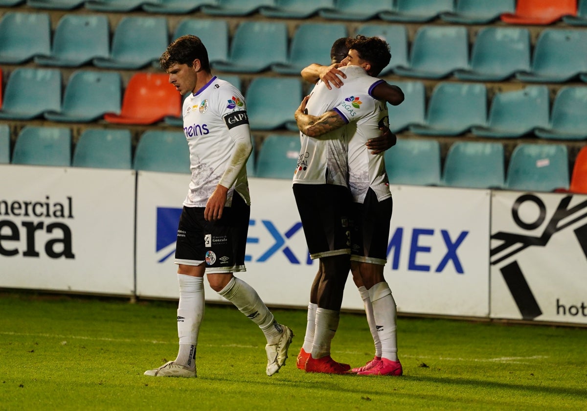 Caramelo se abraza a Souley, junto a Amaro, tras marcar el gol que dio el pase al Salamanca a jugar con el Celta en la Copa del Rey.