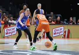 Iyana Martín, defendiendo a Turner en el partido del domingo en Valencia.