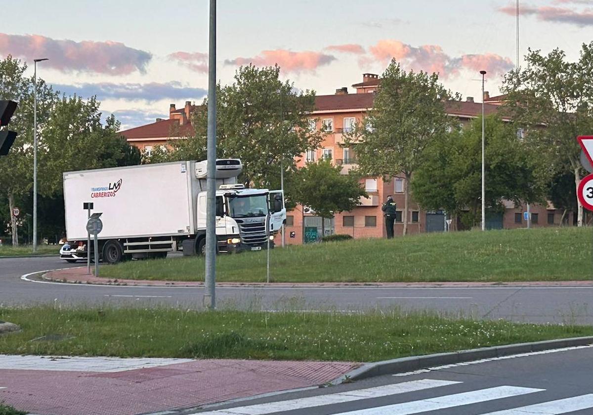 Un camión se lleva por delante una señal y se sale en la rotonda Beatriz de Suabia