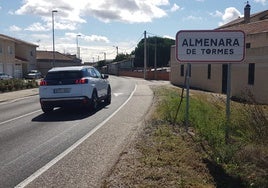 La travesía de la localidad de Almenara, que da nombre a la mancomunidad de abastecimiento de la margen izquierda del Tormes.