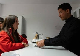 El joven venezolano, Luis Figuera, sirve un café durante el curso de camarero y elaboración de tapas de Cruz Roja.