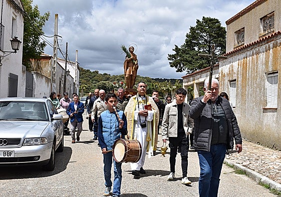 Vecinos de Torrejón de Alba durante la procesión del año pasado.