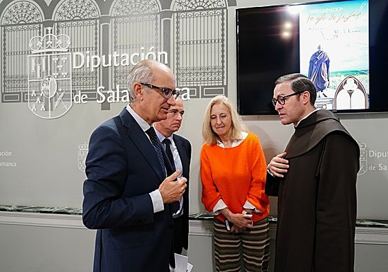 Javier Iglesias, presidente de la Diputación; Miguel Ángel González, prior de los Carmelitas; Concepción Miguélez, alcaldesa de Alba y Juan Carlos Zaballos, diputado de Turismo.